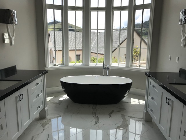 Free Standing Bath Tub Elegant Sculpted Design
