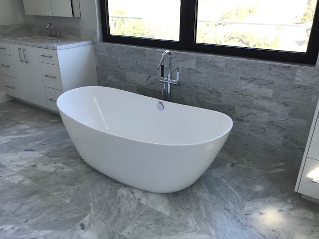 A Right Side View Of The Standing Bath Tub